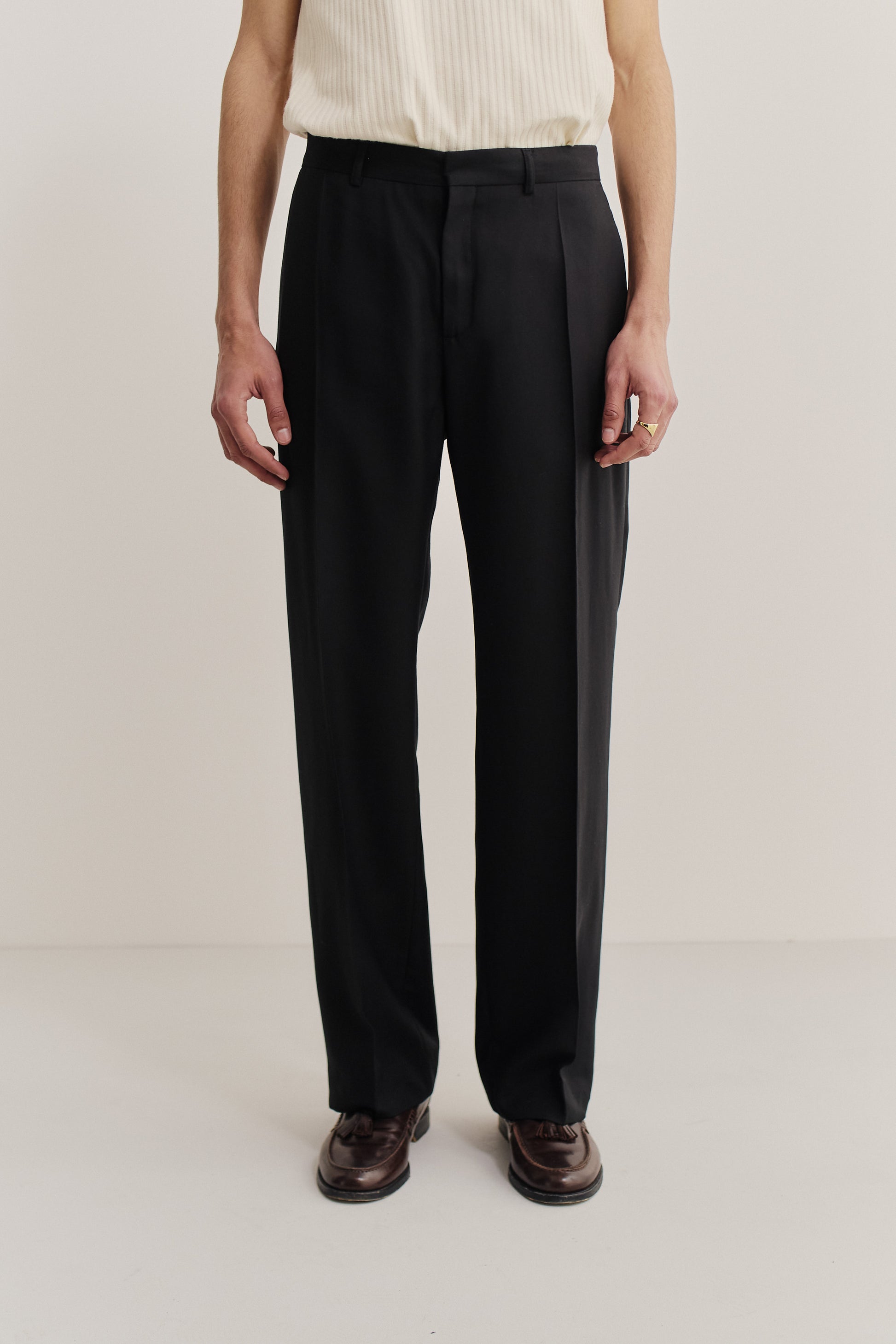 Men's pants, long-pants, lyocell twill, deep black, wide-leg cut, pressed front pleat.