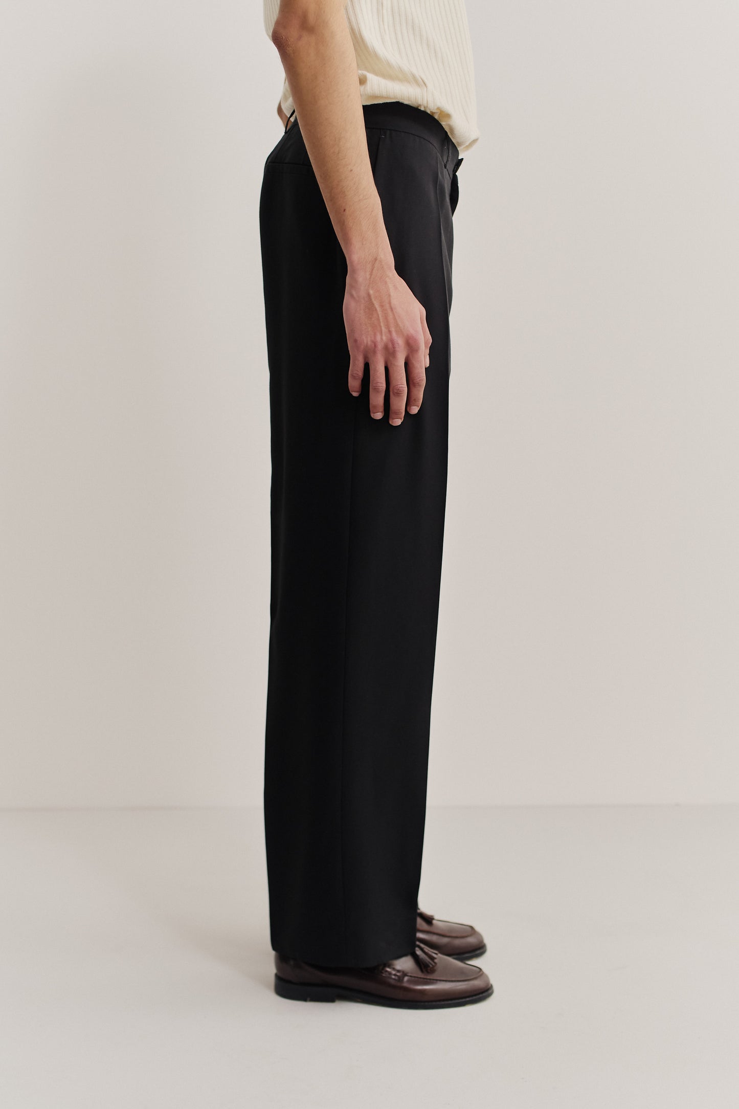 Men's pants, long-pants, lyocell twill, deep black, wide-leg cut, pressed front pleat.