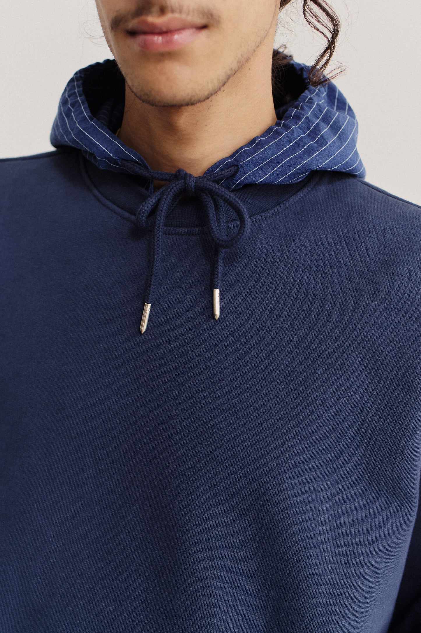 TARI HOODED CREWNECK