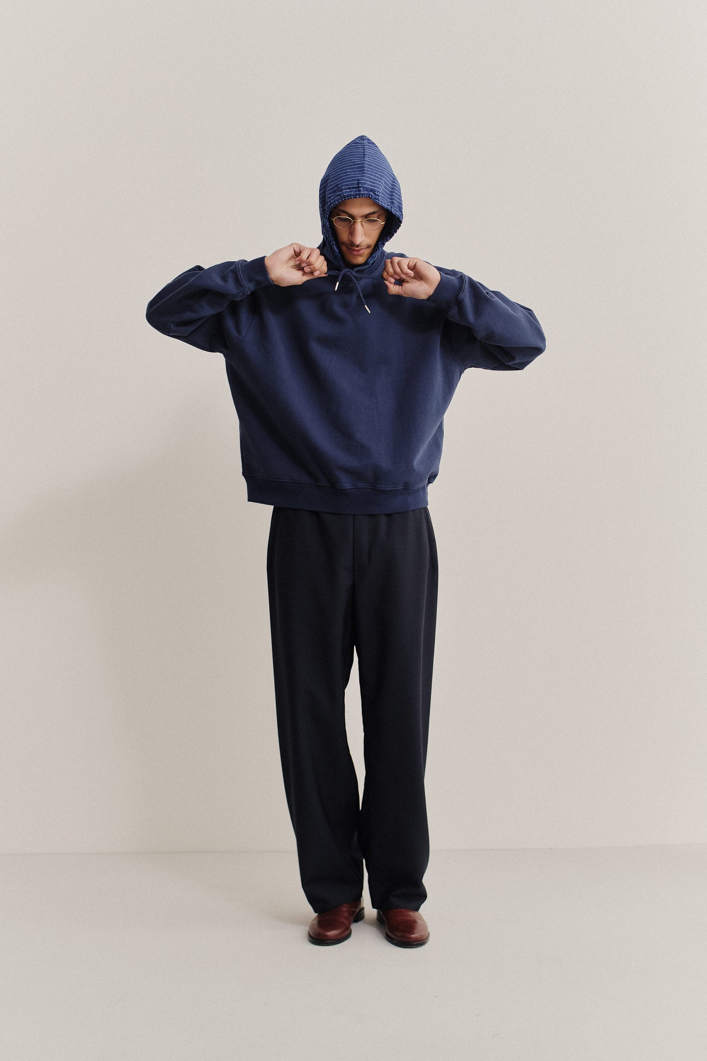 TARI HOODED CREWNECK