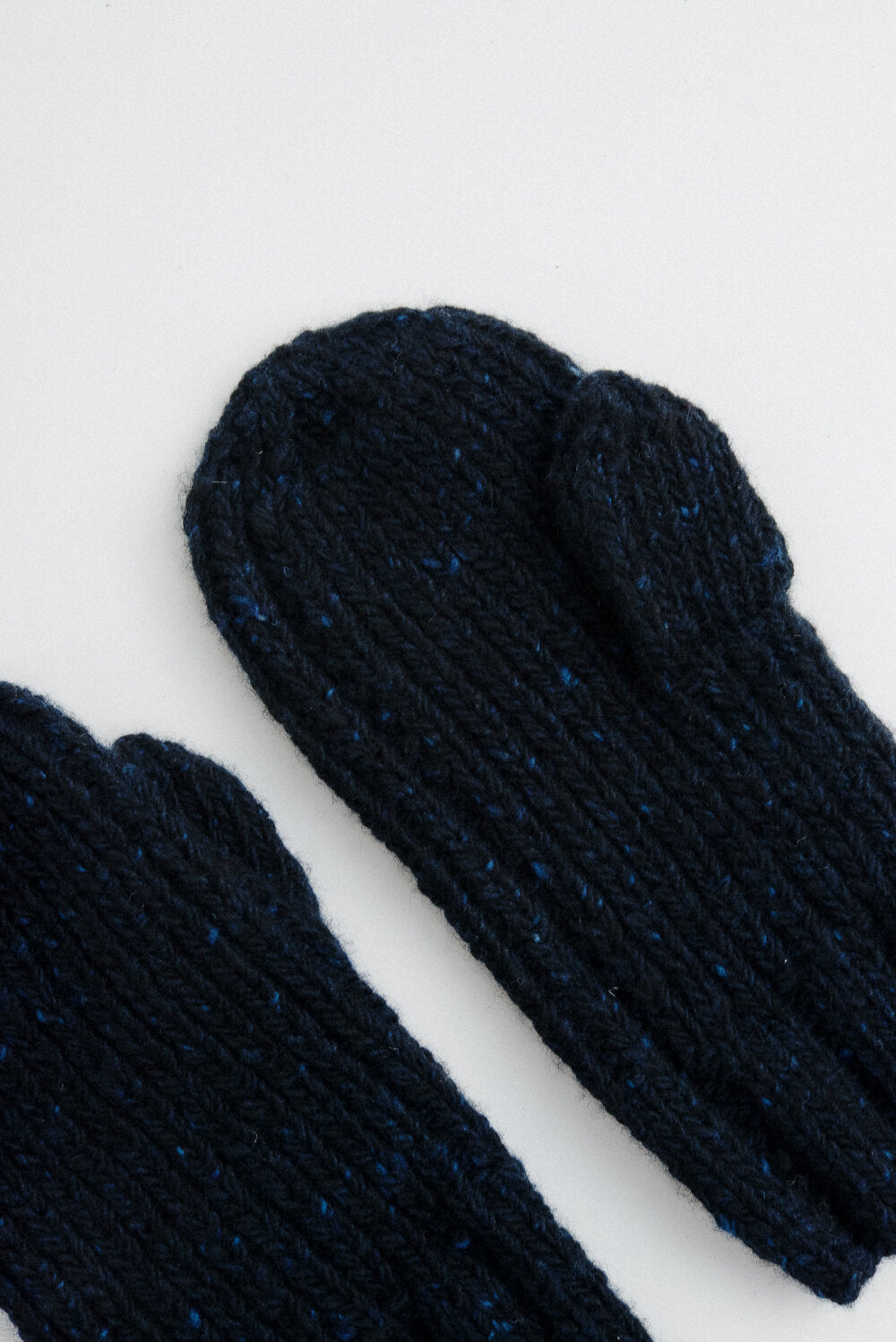 MOTUPE HANDKNITTED MITTENS